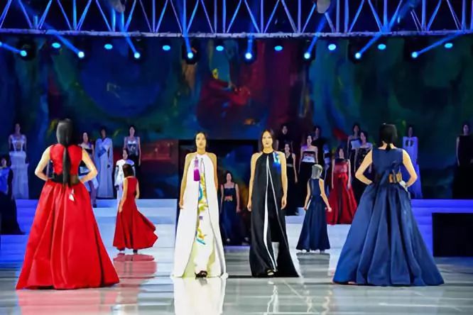 马上！疯狂福利免费送送送！澳中经贸博览年度盛会惊艳墨尔本会展中心！大咖讲座，超级美秀等你来撩⋯