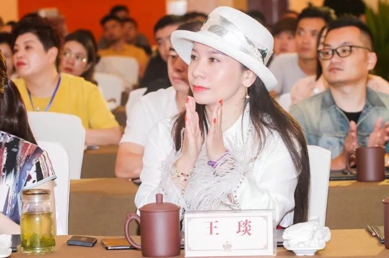 2019首届（中国）羽绒服原创设计论坛暨平湖·中国服装城原创羽绒服采购节盛大启幕