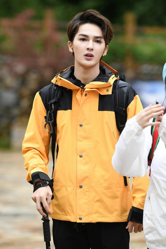 朱正廷综艺推荐,朱正廷粉色衬衣舞台秀