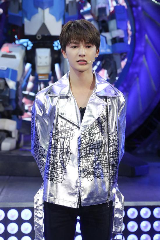 朱正廷综艺推荐,朱正廷粉色衬衣舞台秀