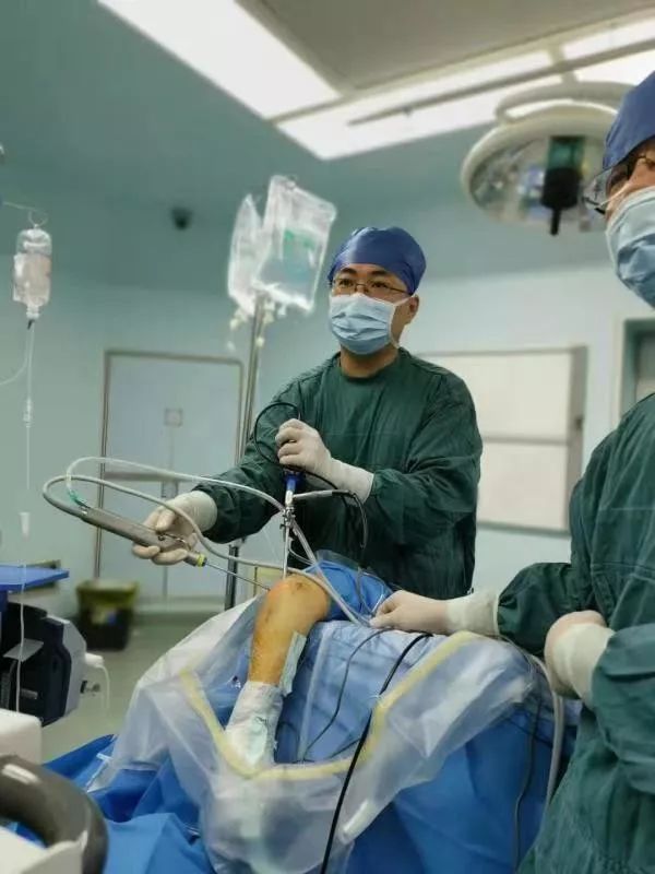 50岁女子手肘关节突然疼得动不了，医生手术取出一团“海绵”...