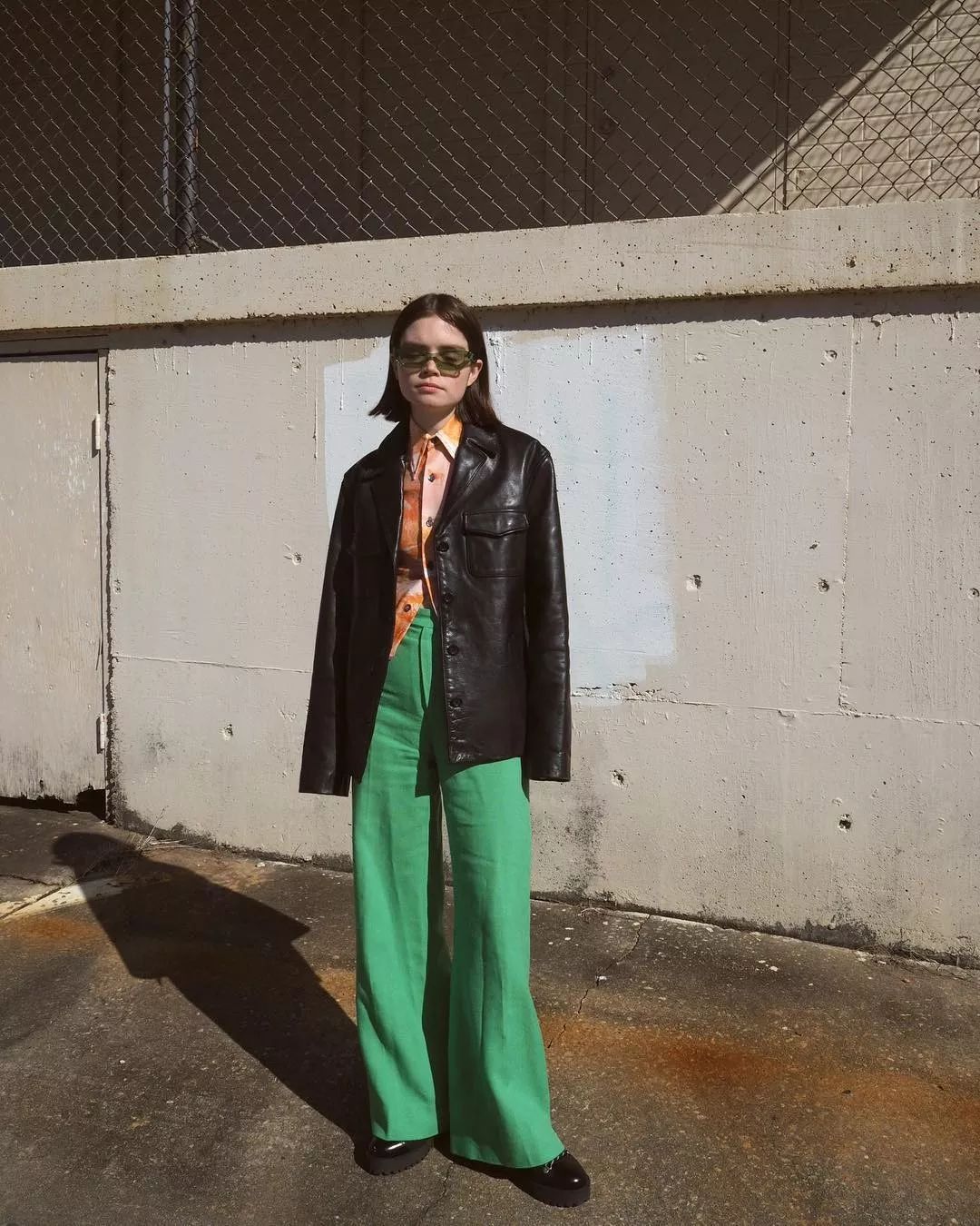 2022秋冬女明星马丁靴穿搭,女明星卡其色风衣搭配马丁靴图片