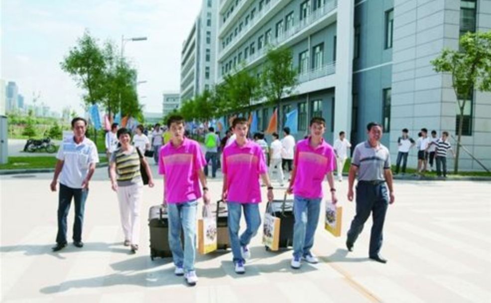 三胞胎十年*考前**进一所大学，高考分数连号！刚刚又同天结婚！又相信缘分了……