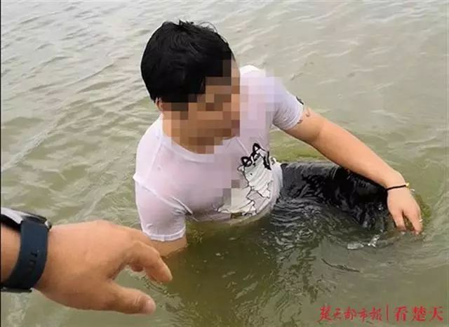 遛娃途中男子突然跳河,带娃跳楼警察瞬间接住