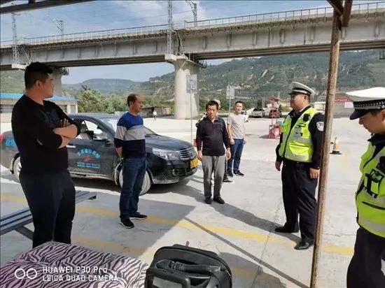 交警大队开展交通安全进驾校宣传,交警大队进社区开展交通安全宣传