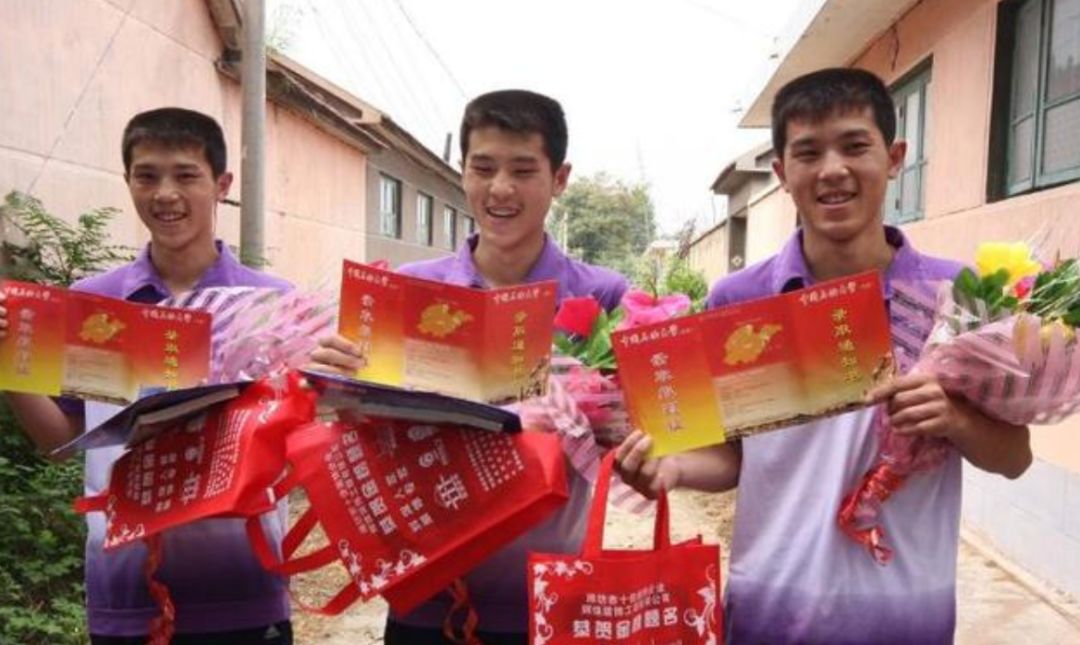 三胞胎十年*考前**进一所大学，高考分数连号！刚刚又同天结婚！又相信缘分了……