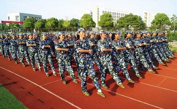 大一军训太苦欲退学,大一新生在军训过程中不服管教