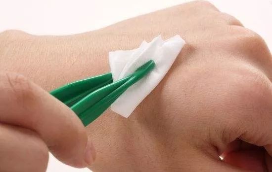 紫药水和碘伏哪个外伤用好,紫药水红药水酒精碘伏