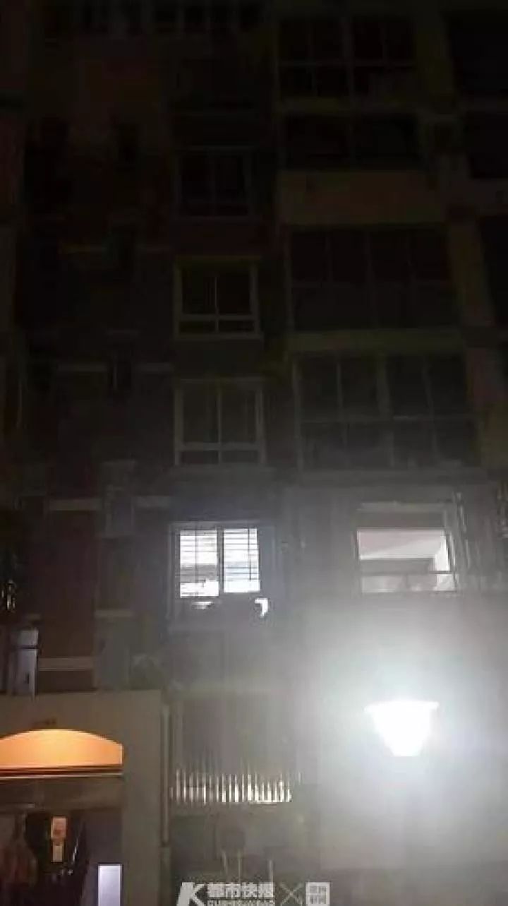 男子装修拆了五面承重墙吓跑邻居,男子砸承重墙