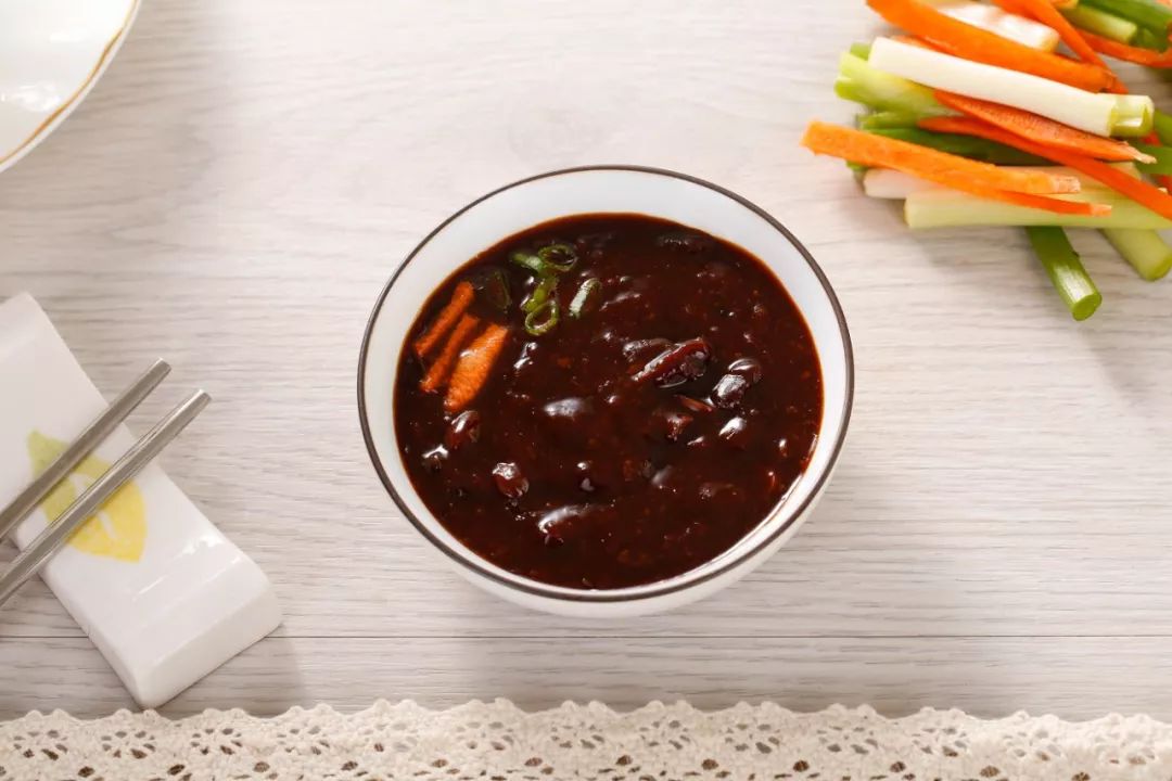 八九十年代的东北农村，家家户户门前的那口酱缸，几乎包揽了整年的餐桌风味