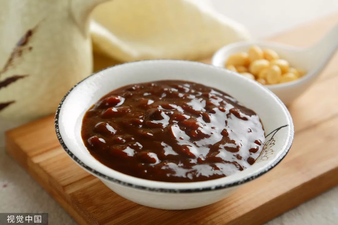 八九十年代的东北农村，家家户户门前的那口酱缸，几乎包揽了整年的餐桌风味