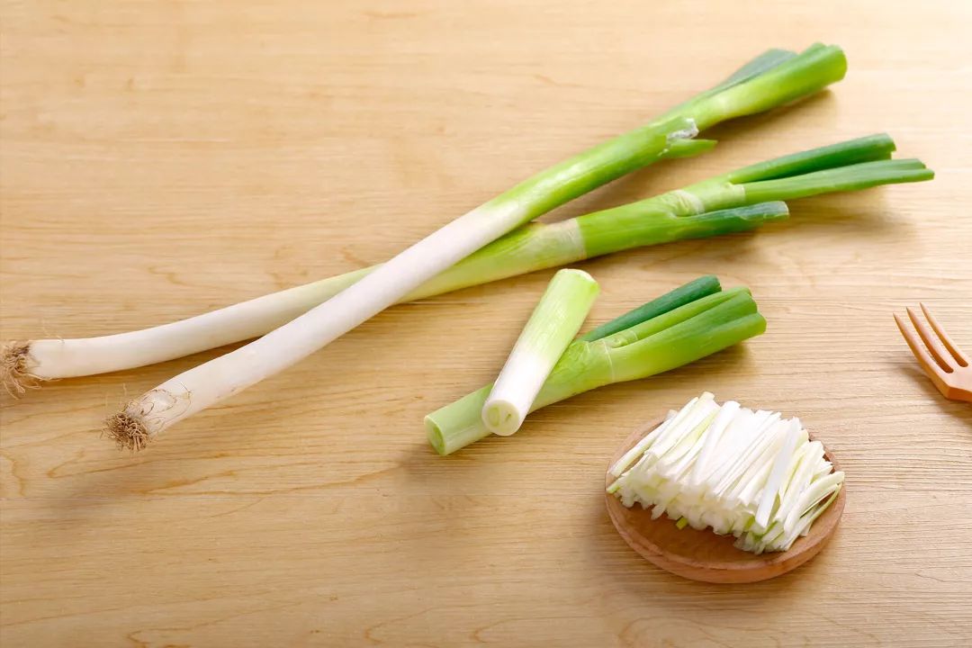 八九十年代的东北农村，家家户户门前的那口酱缸，几乎包揽了整年的餐桌风味