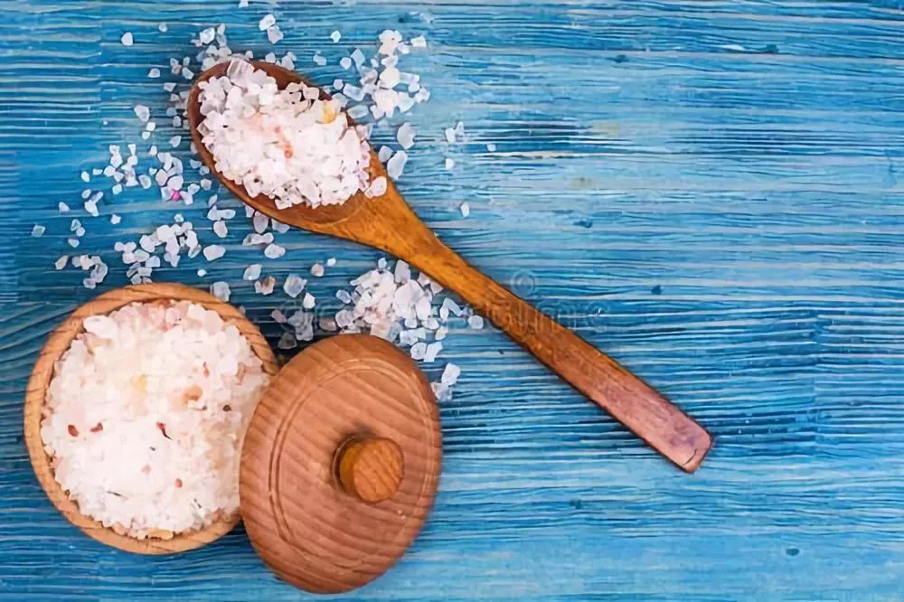 鼻头痘痘爆浆,鼻头痘痘挤出来的白色物质是什么