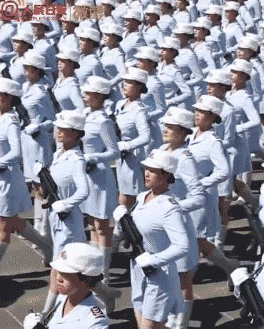 你睁眼走路都是歪的，人家却能蒙眼踢正步…