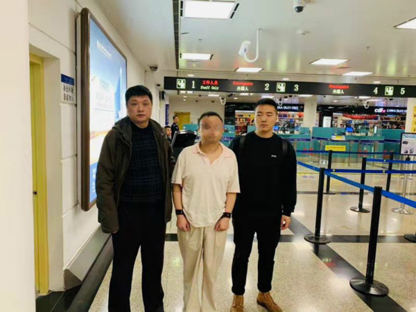 上海警方抓获600多人诈骗团伙,上海警方抓获2名涉嫌诈骗嫌疑人