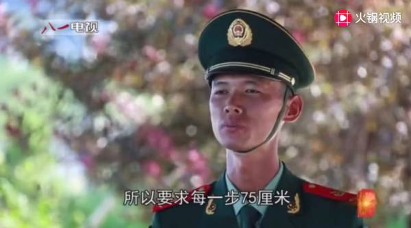 你睁眼走路都是歪的，人家却能蒙眼踢正步…