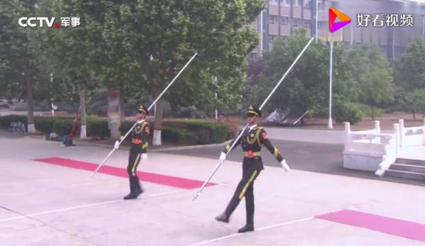 你睁眼走路都是歪的，人家却能蒙眼踢正步…