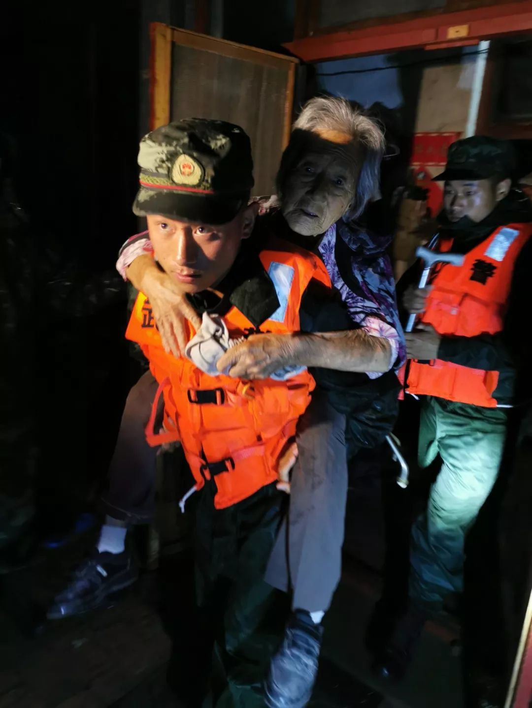 让军人成为全社会尊崇的职业,努力让军人成为全社会尊崇的职业