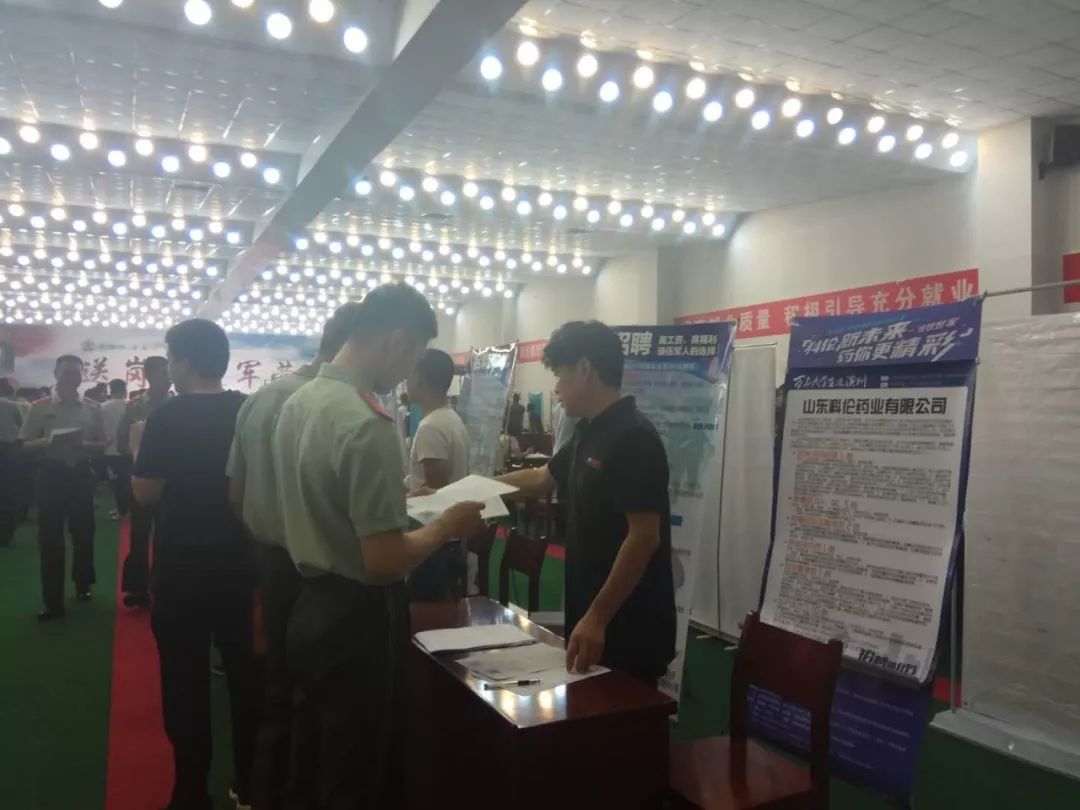 让军人成为全社会尊崇的职业,努力让军人成为全社会尊崇的职业