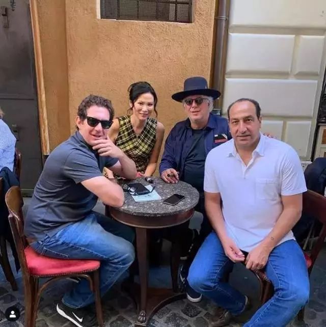 刚和嫩模男友分手，50岁邓文迪又收割一位富豪