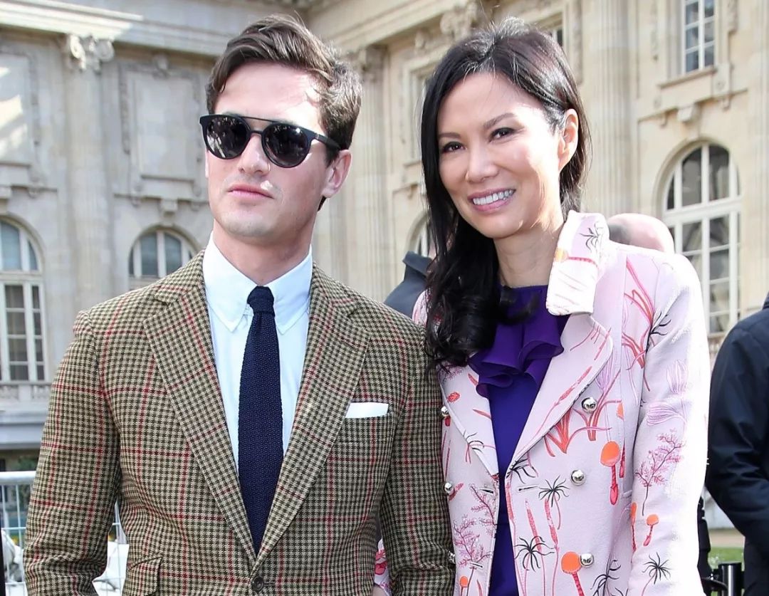 刚和嫩模男友分手，50岁邓文迪又收割一位富豪