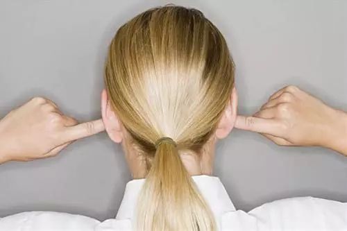 年纪轻轻就耳背？这样做有损听力