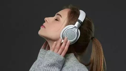 年纪轻轻就耳背？这样做有损听力