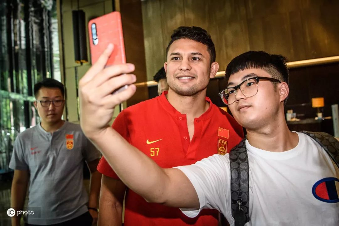 直击国足12强赛备战日本直播,直击国足主场迎战新加坡