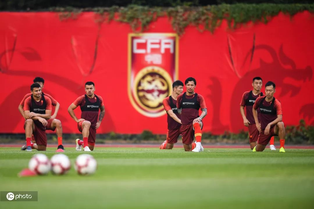 直击国足12强赛备战日本直播,直击国足主场迎战新加坡