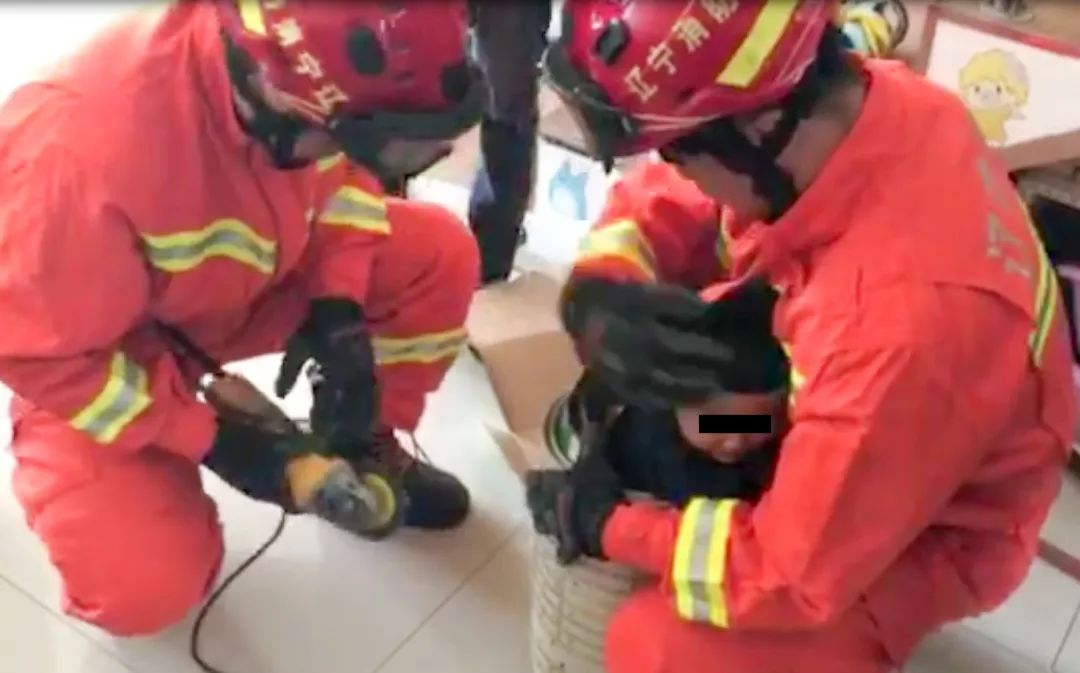 “中国防火微博搜索卡字”冲上热搜！孩子为啥总被千奇百怪的东西卡住？