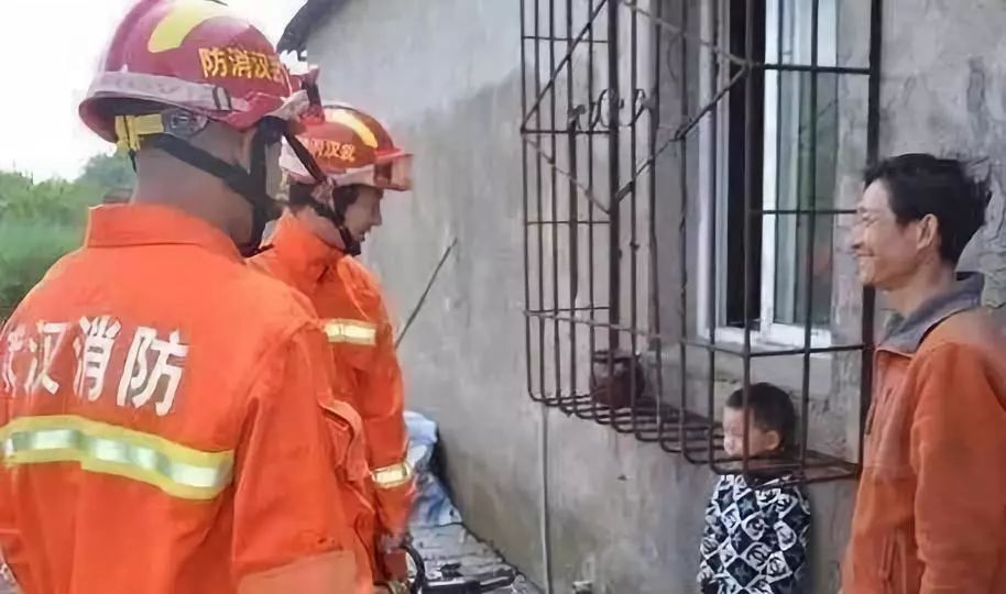 “中国防火微博搜索卡字”冲上热搜！孩子为啥总被千奇百怪的东西卡住？