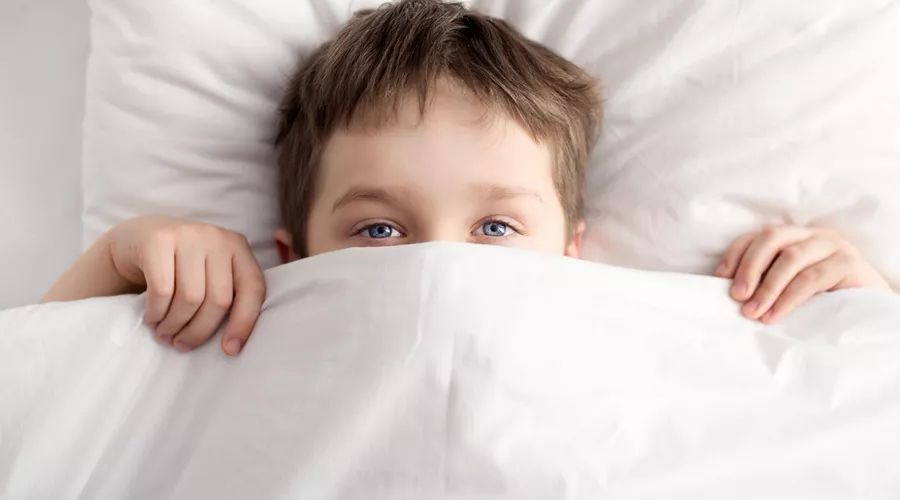 小孩晚上哭说梦话怎么回事,孩子夜里大哭说梦话