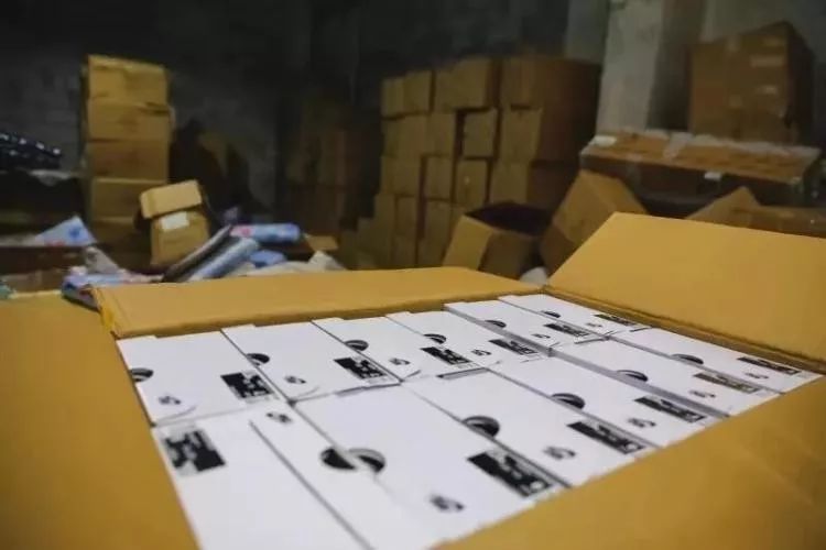 阿迪耐克曝光假货,青岛阿玛尼