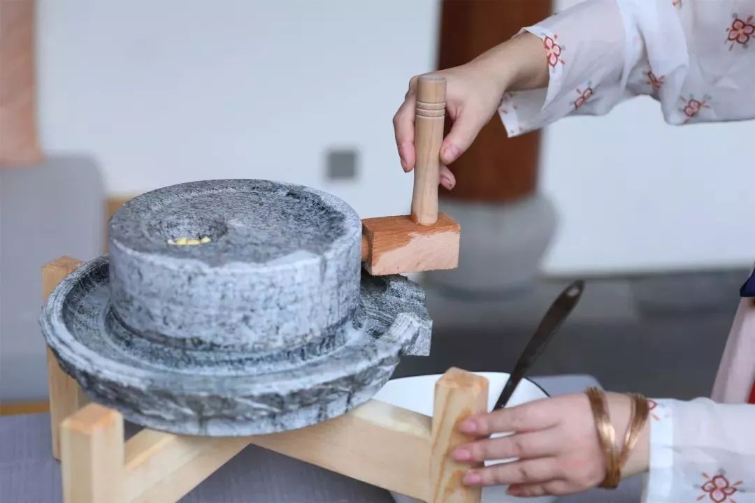 耗时3年的花间堂创始人新作，以船代步揭开杭城小众一面