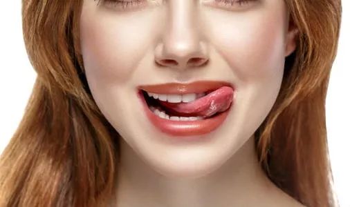 嘴唇干裂起皮怎么撕掉,嘴唇干裂脱皮润唇膏做法