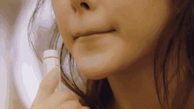 嘴唇干裂起皮怎么撕掉,嘴唇干裂脱皮润唇膏做法