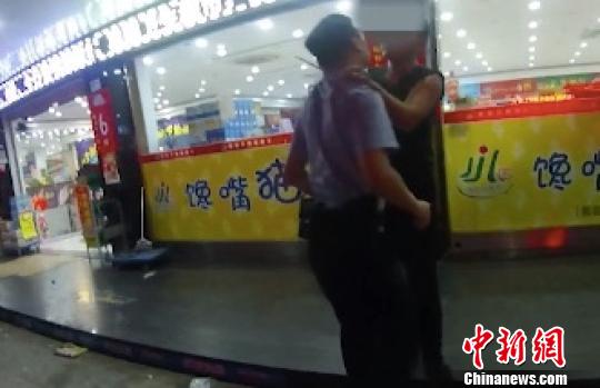 永康警察制服歹徒,歹徒持刀对峙警察见义勇为绍兴