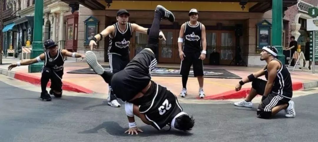 专家义诊下基层健康服务暖心,医护人员健康大礼包