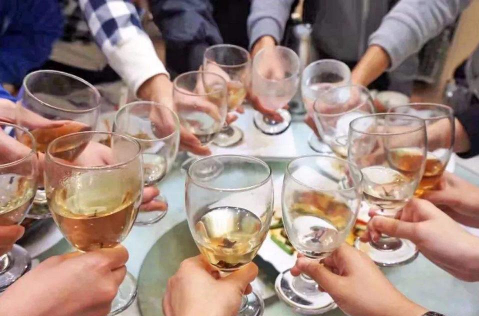 同席没喝酒人担法律责任,酒后出车祸同席者承担多大责任