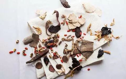 加什么泡脚可以祛湿气,用什么药材泡脚能治疗关节炎