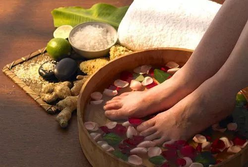 加什么泡脚可以祛湿气,用什么药材泡脚能治疗关节炎