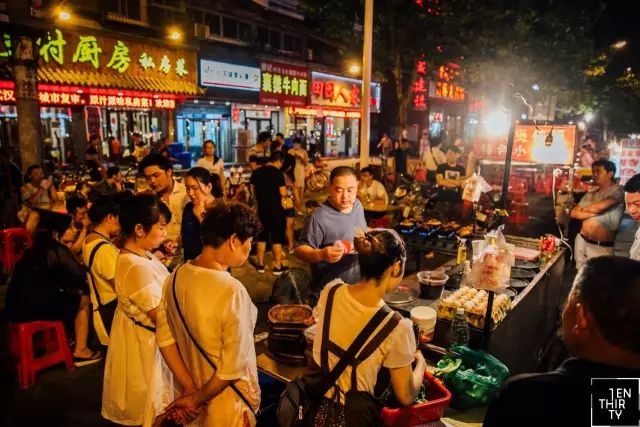 武汉：一碗热干面杀百鬼，一锅豆皮烫神仙