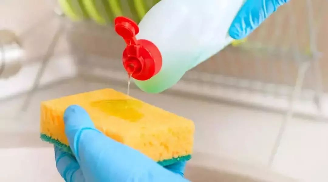 请问一下白色沙发脏了怎样清理,沙发脏了不用拆不用洗