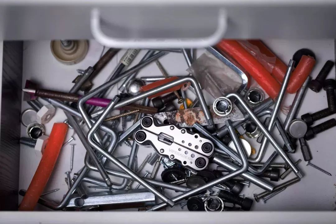瑞士*刀军**算个屁！能顶半个工具箱的男人掌心玩物，竟有10种用途