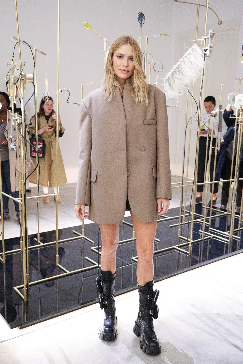 2022秋冬女明星马丁靴穿搭,女明星卡其色风衣搭配马丁靴图片