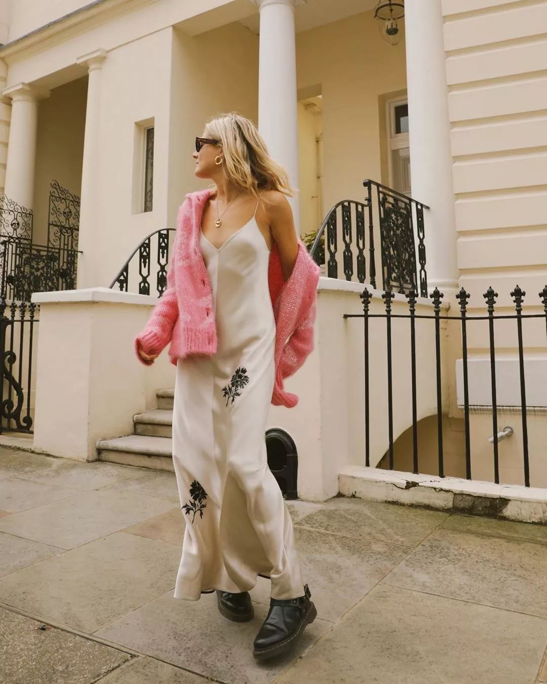 2022秋冬女明星马丁靴穿搭,女明星卡其色风衣搭配马丁靴图片