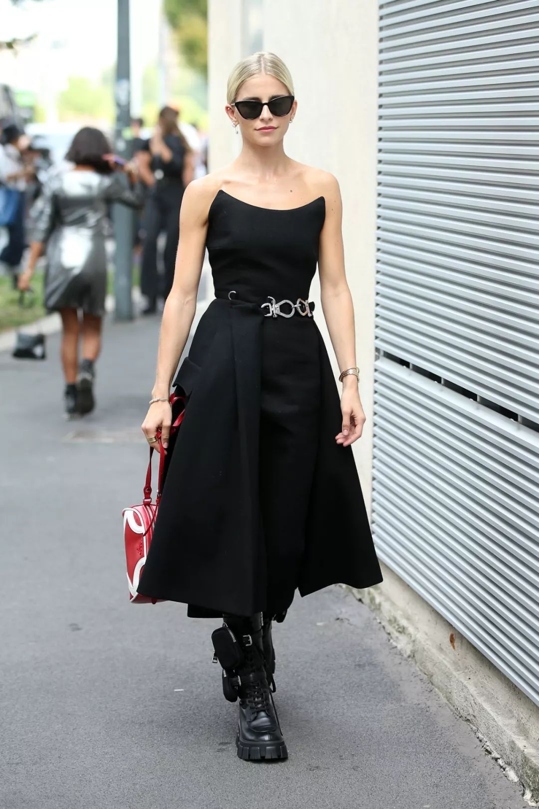 2022秋冬女明星马丁靴穿搭,女明星卡其色风衣搭配马丁靴图片