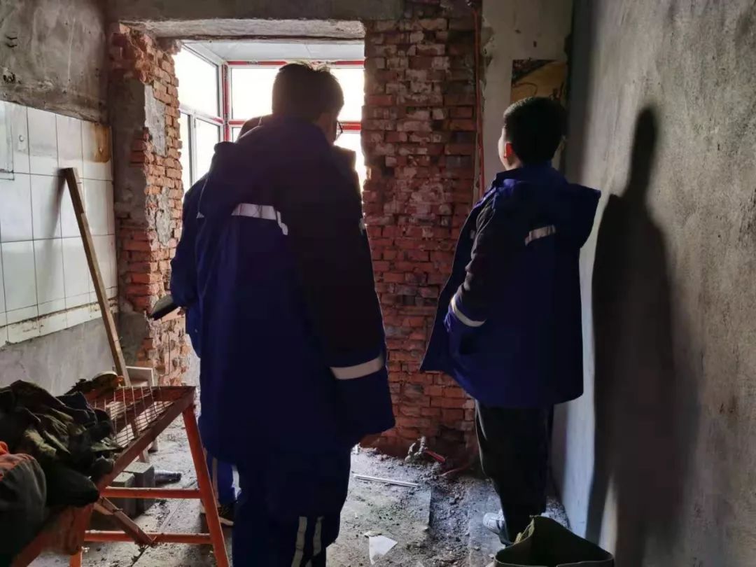 #小Z为您跑供暖#住户私改暖气管线，整个单元上下都不热咋办｜华能供热：私改管线有多处漏点，抢修后供热已恢复