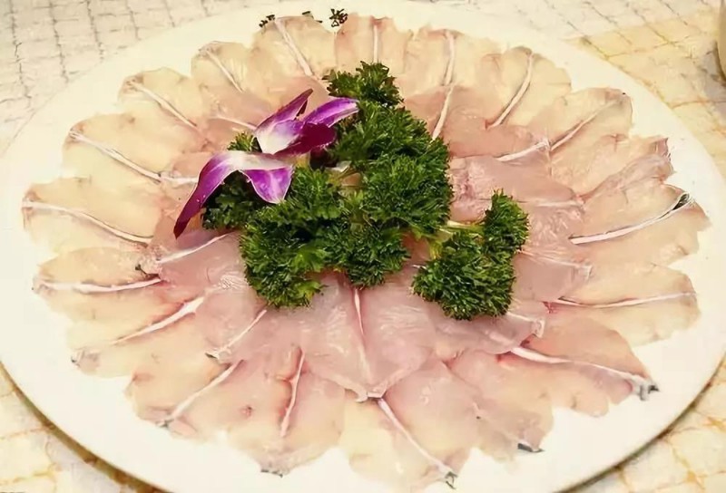 一男子因爱吃鱼生感染肝吸虫,恐怖电影男子吃虫子