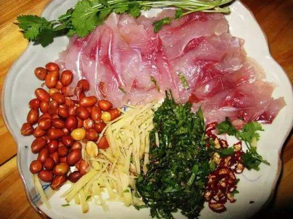 一男子因爱吃鱼生感染肝吸虫,恐怖电影男子吃虫子